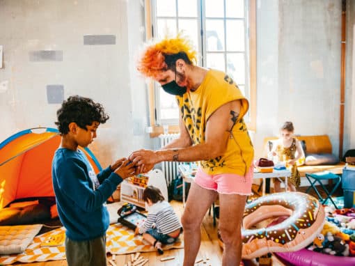 Sam, bénévole au Collectif La Bulle, joue au Rubik’s Cube avec Lounis.