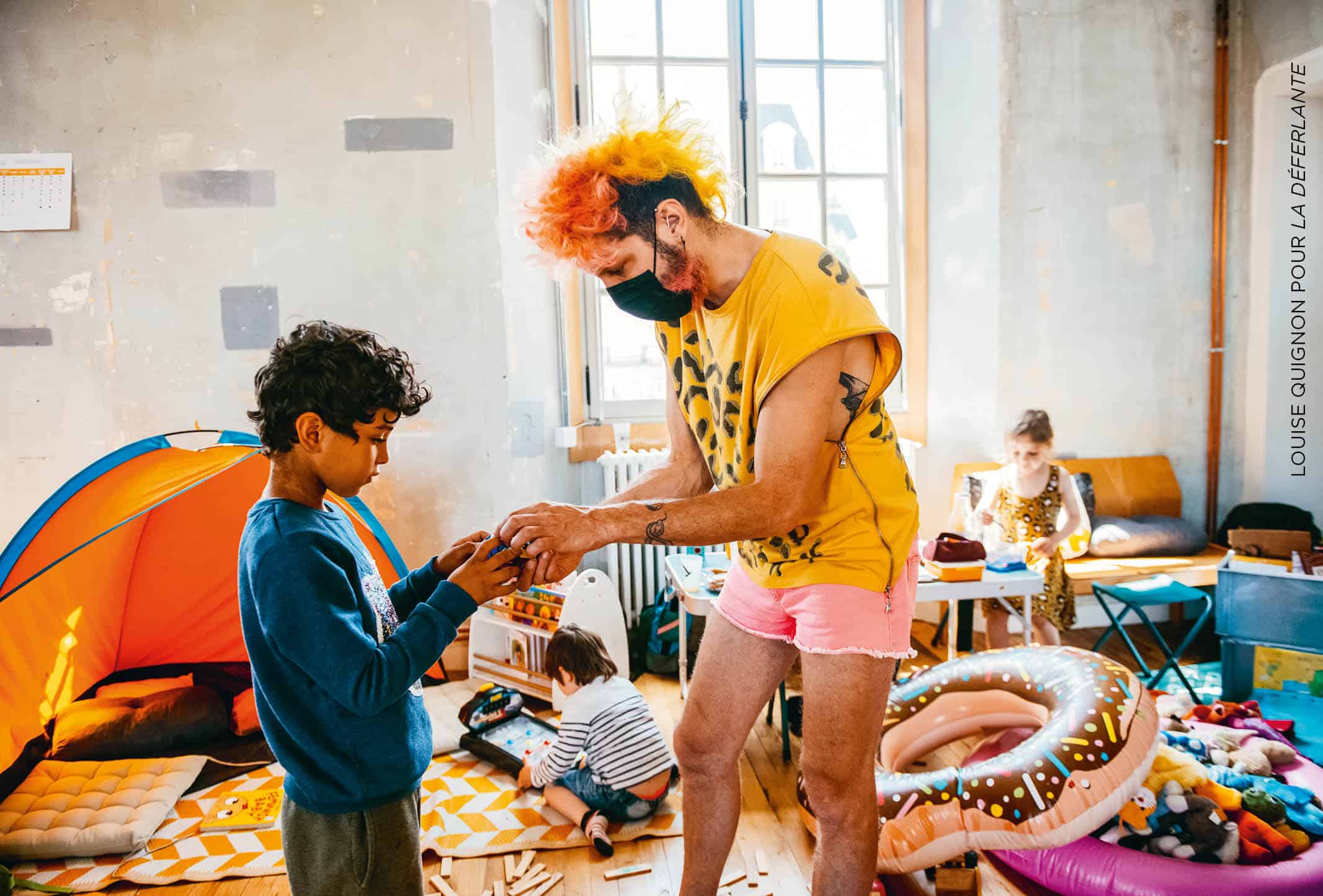 Sam, bénévole au Collectif La Bulle, joue au Rubik’s Cube avec Lounis.