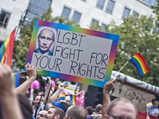 Depuis une dizaine d'années, Vladimir Poutine mène une politique homophobe et misogyne en Russie. Ici une manifestation à Berlin, en 2013, en soutien à la communauté LGBT+ de Russie