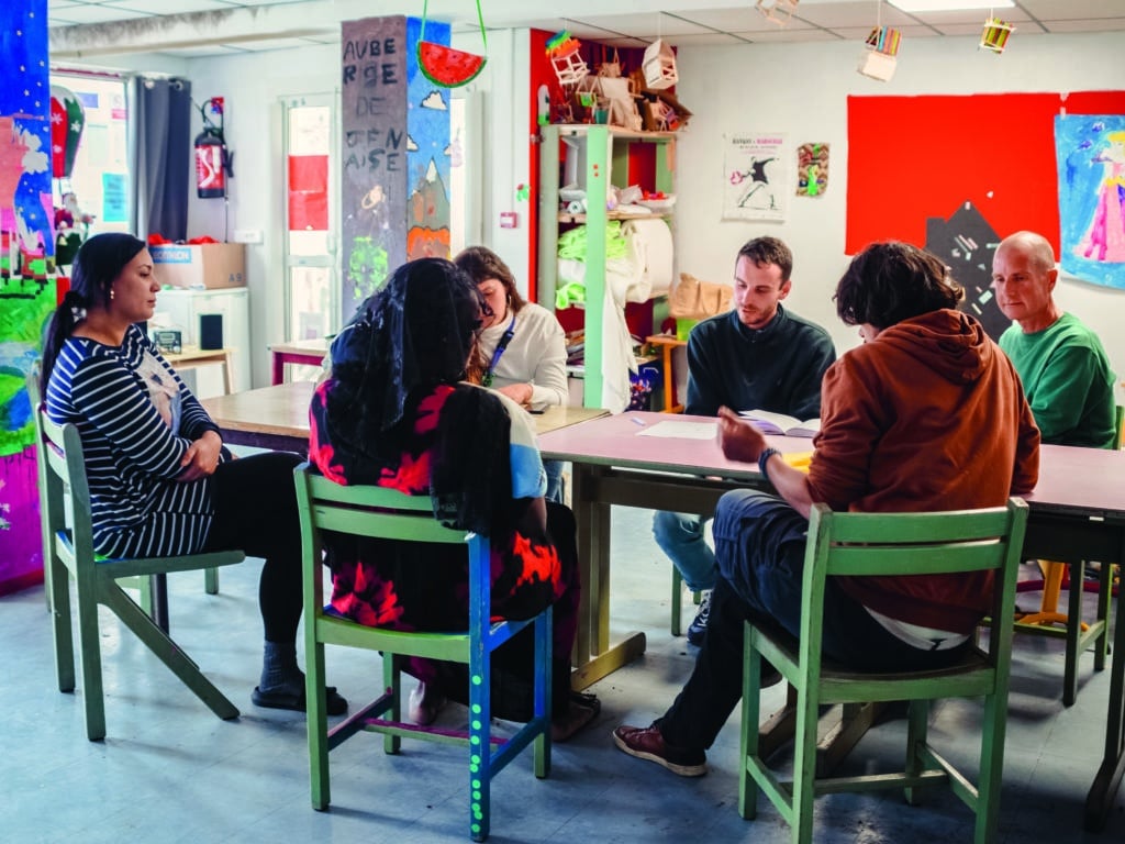 À l'Auberge Marseillaise, des femmes victimes de violences, des travailleuses du sexe et des mères célibataires vivent ensemble.