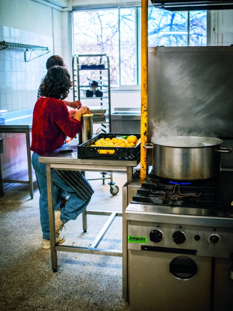 À l'Auberge Marseillaise, des femmes victimes de violences, des travailleuses du sexe et des mères célibataires vivent ensemble.