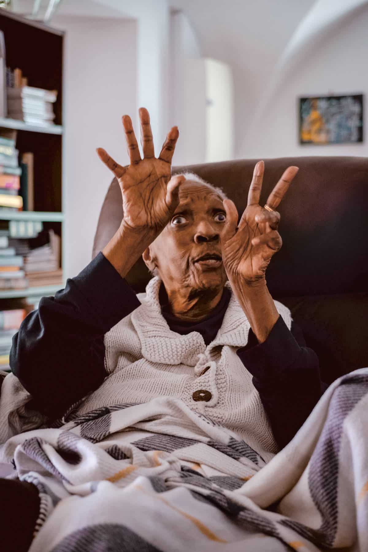 L’écrivaine Maryse Condé, chez elle, dans le village de Gordes (Vaucluse), en juin 2023. © Anne Mocaër