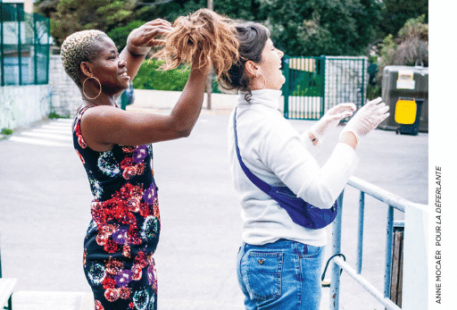 Devant l’Auberge marseillaise, Happy, résidente, coiffe Laura, régisseuse sociale. Reportage « L'auberge Marseillaise un toit à nous » signée Mathilde Blézat - La Déferlante 11 « Habiter »