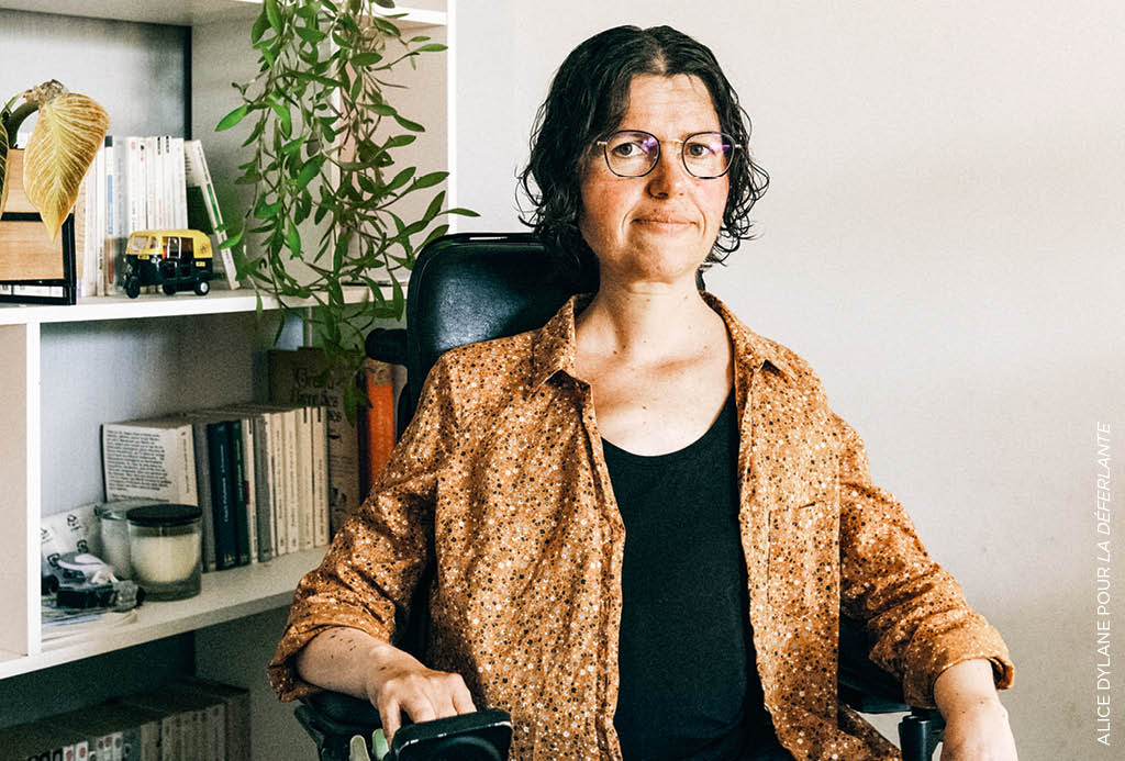 Céline Extenso chez elle à Essey-lès-Nancy (Meurthe-et-Moselle), le 19 mai 2023. par Alice Dylane pour le Pourquoi luttez-vous « Nous voulons vivre où nous l'avons choisi » signé Marie-Agnès Laffougère - La Déferlante 11 « Danser »