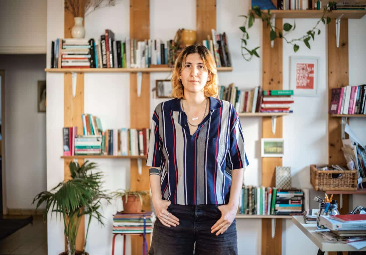 Raz Bar-David Varon, documentariste de&nbsp;32&nbsp;ans, chez elle à&nbsp;Tel&nbsp;Aviv. Elle est une&nbsp;membre active du&nbsp;réseau de solidarité des objecteur·ices de&nbsp;conscience israélien·nes. Photo : Haidi Motola pour La Déferlante