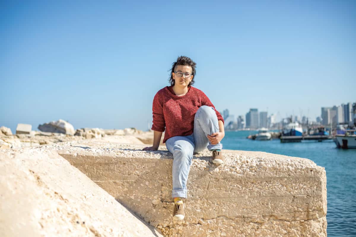 Einat Gerlitz fait partie des quatre Israélien·nes mobilisables qui, en&nbsp;2020, ont refusé publiquement d’obéir à&nbsp;leur ordre de conscription, sans solliciter d’exemption médicale, religieuse, ou&nbsp;politique. Photo prise au printemps 2023, à Jaffa. Photo :&nbsp;Haidi Motola pour La Déferlante