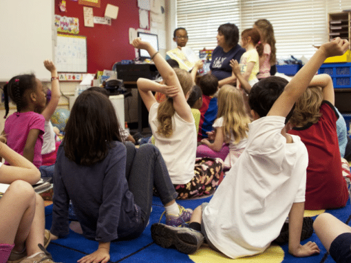 Dans les écoles françaises, la mixité de genre demeure obligatoire.