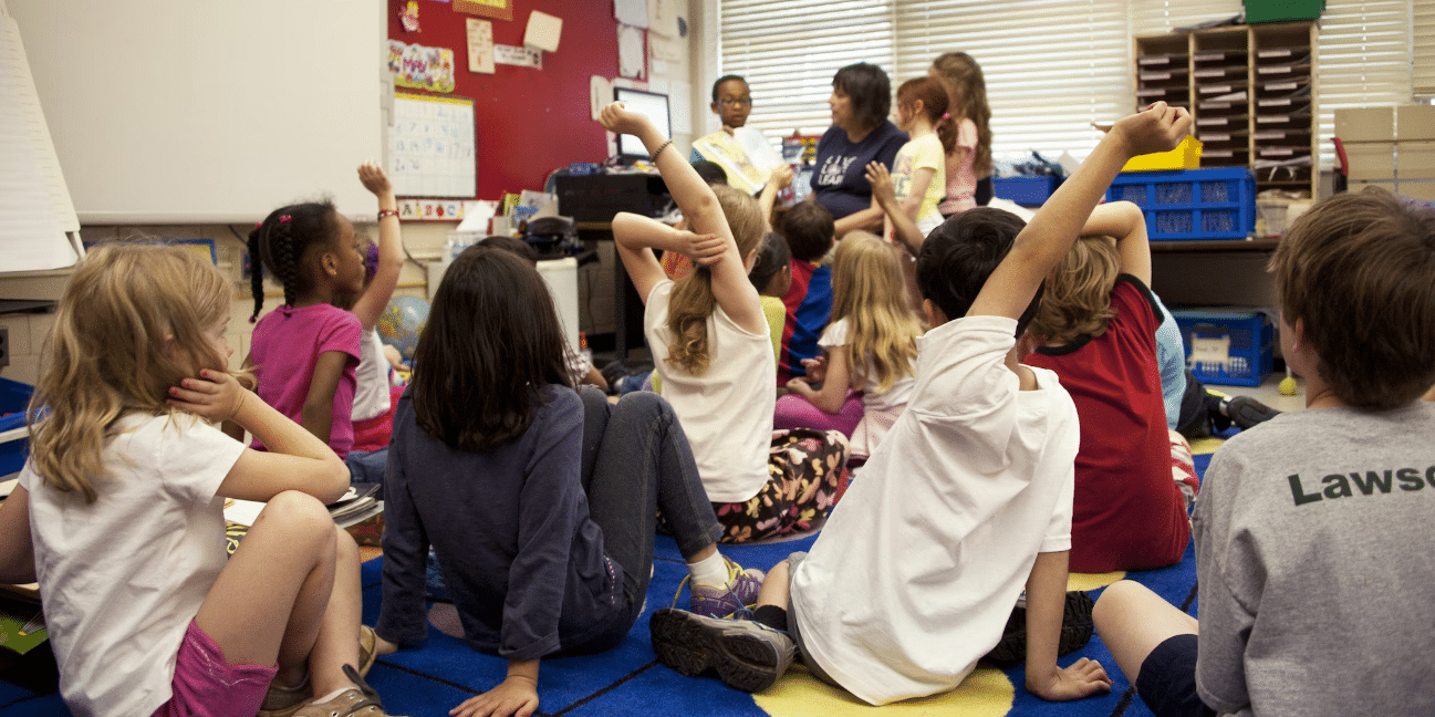 Dans les écoles françaises, la mixité de genre demeure obligatoire.