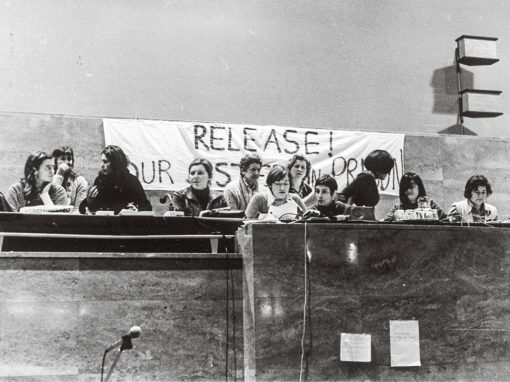 Tribunal international des crimes contre les femmes en 1976 à Bruxelles. Le groupe des prisonnières politiques témoigne en affichant une banderole : « Release our sisters in prison » (Libérez nos sœurs emprisonnées). anonyme / Carhif-AVG, Bruxelles