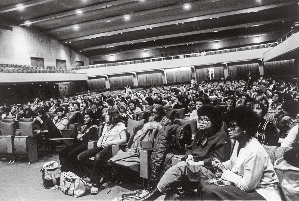 Dans la salle principale du palais des congrès de Bruxelles, les participantes assistent à la séance plénière.anonyme / Carhif-AVG, Bruxelles