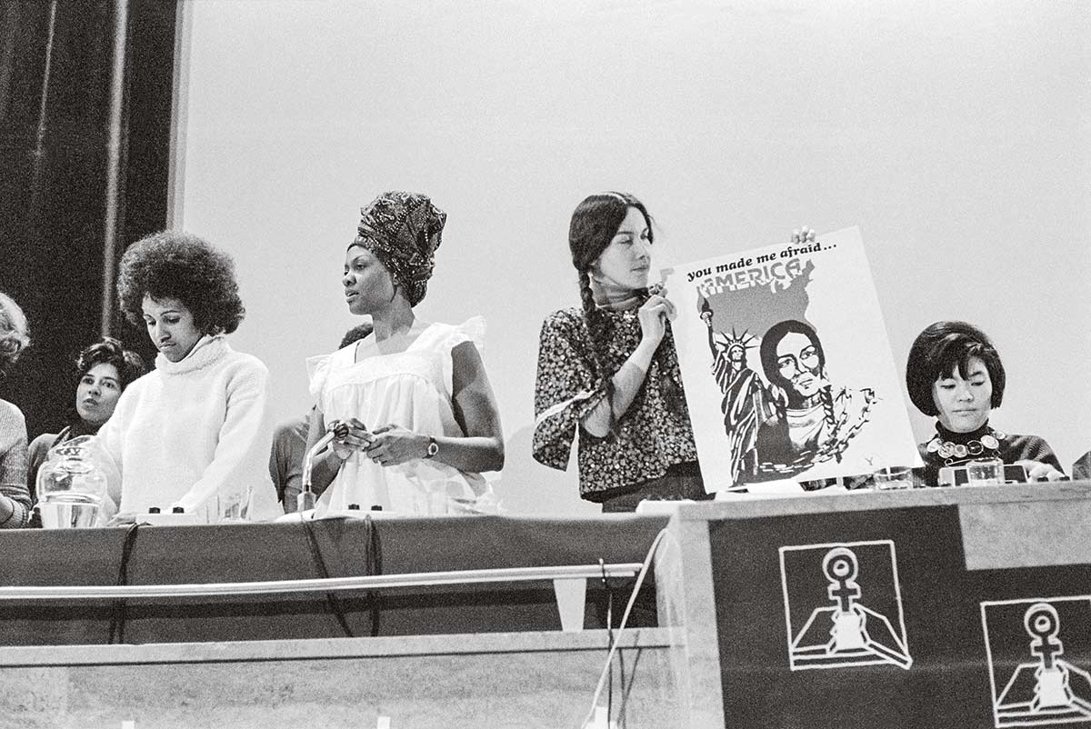 À Bruxelles, 46 pays sont représentés. Certaines femmes ont fait parvenir des cassettes audio, d’autres témoignent en direct : ici, debout, une Australienne autochtone, une Africaine-Américaine et une Indigène d’Amérique du Sud. Eva Besnyö / Maria Austria Instituut