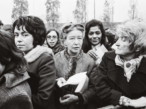 En 1972, pendant le procès de Bobigny, Jacqueline Manicom (deuxième en partant de la droite) distribue des tracts pour la légalisation de l’avortement, aux côtés d’autres militantes, dont Simone de Beauvoir (à sa droite).