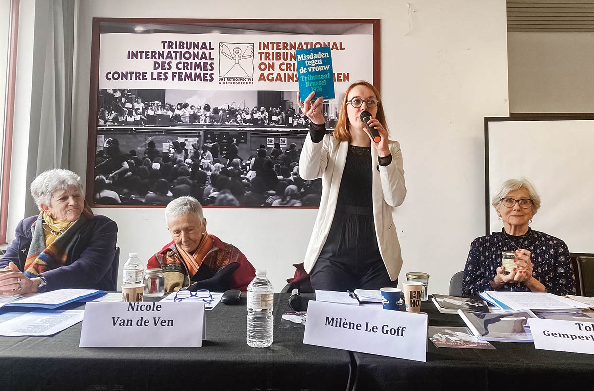 Les témoins et héritières du Tribunal international se retrouvent en colloque le 6 mars 2023 au Citizen Corner, à Bruxelles. De gauche à droite : Anne Tonglet, Nicole Van de Ven, Milène Le Goff, Toby Gemperle Gilbert. Aélys Hasbun / Université des Femmes, Bruxelles