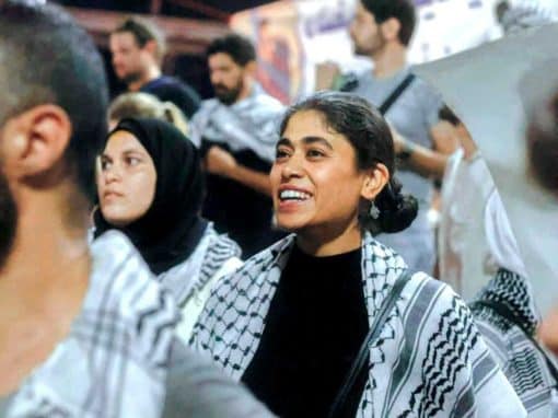 Rima Hassan dans le camp de réfugiés de Mar Elias à Beyrouth, en octobre 2023. Crédit photo : Aline Deschamps.