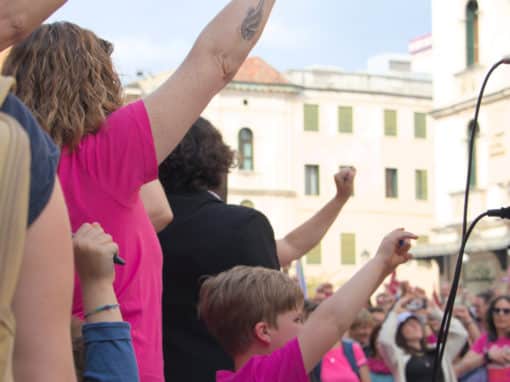 À Padoue, le 22 avril 2023, lors de la manifestation organisée à l'initiative de l'association LGBT+ Famiglie Arcobaleno. Les manifestant·es tiennent un stylo pour symboliser le droit des mères sociales à être reconnues officiellement et donc à signer les actes administratifs et médicaux. Crédit Photo : Matilde Grasso.