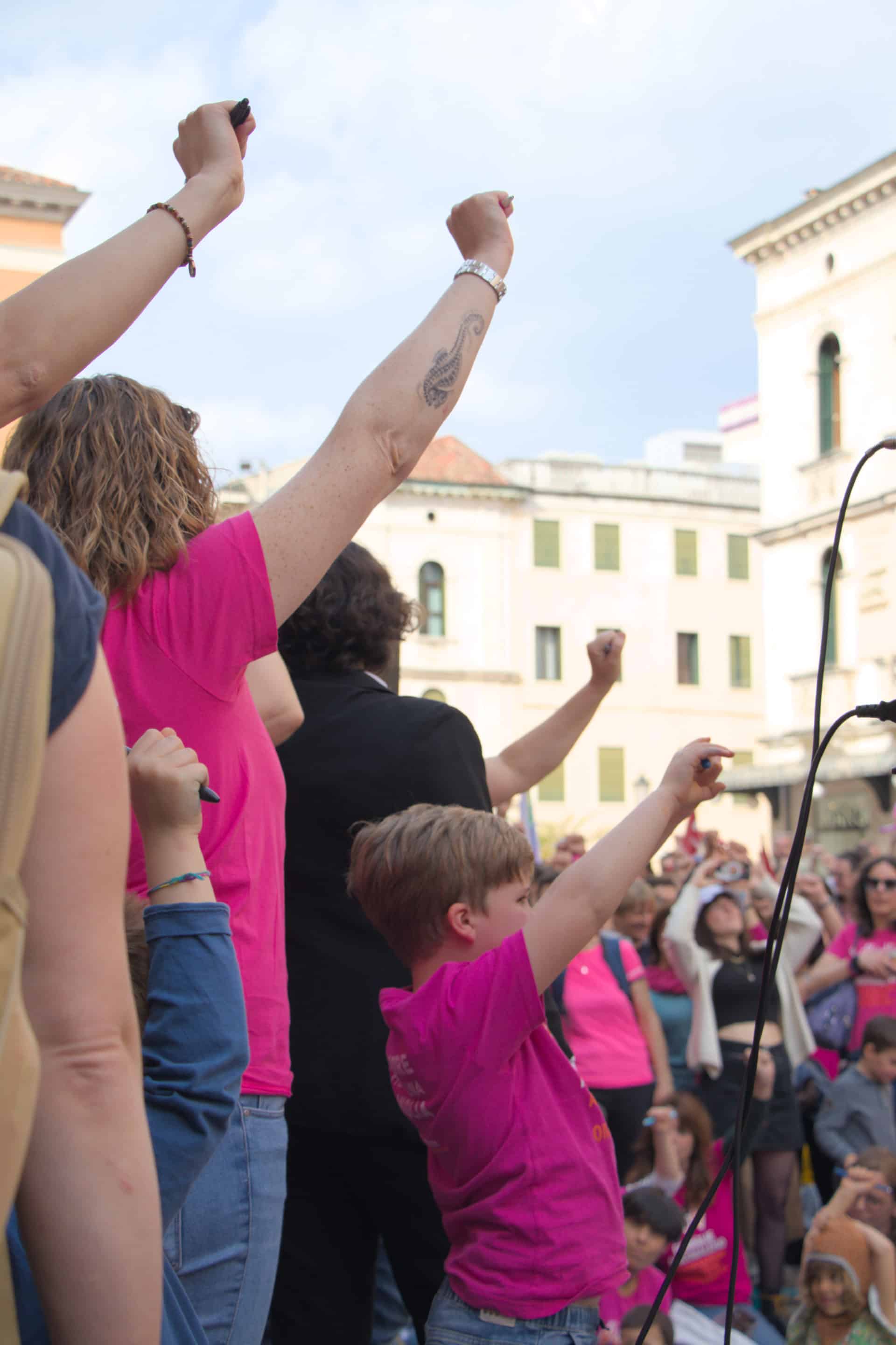 À Padoue, le 22 avril 2023, lors de la manifestation organisée à l'initiative de l'association LGBT+ Famiglie Arcobaleno. Les manifestant·es tiennent un stylo pour symboliser le droit des mères sociales à être reconnues officiellement et donc à signer les actes administratifs et médicaux. Crédit Photo : Matilde Grasso.