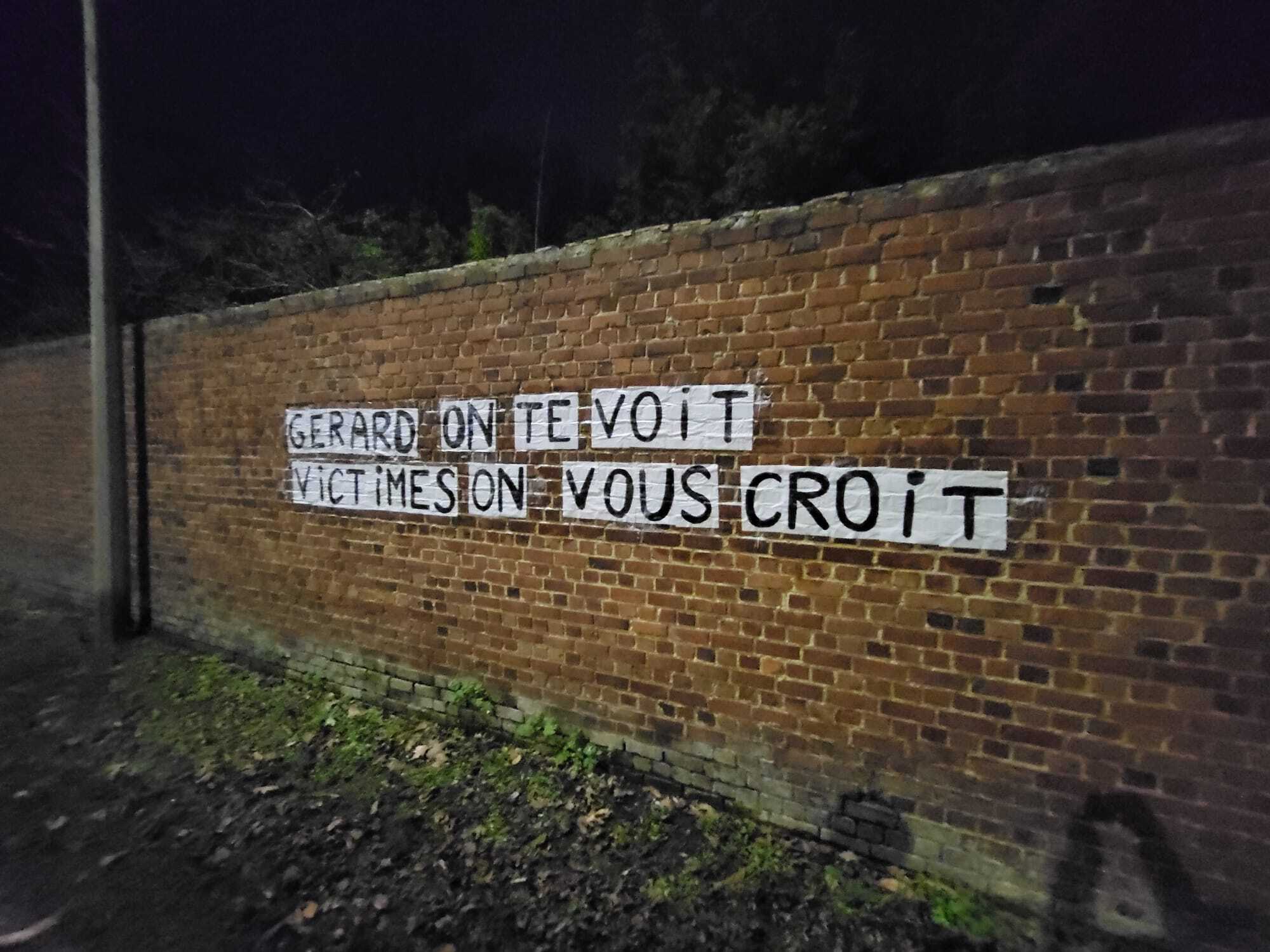 Les colleuses de Liège (Belgique) ont apporté leur soutien aux victimes de Gérard Depardieu lors d’une action le 26 décembre 2023. Crédit photo : @les.colleuses