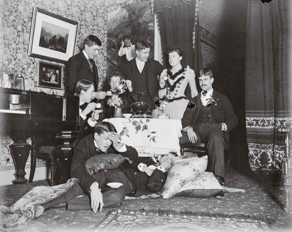 Lors d’une visite à son amie d’enfance Julia Bredt durant l’hiver 1892, en Pennsylvanie, Alice Austen capte à travers son objectif l’insouciance de la jeunesse dorée à laquelle elle appartient : Julia et elle posent entourées de jeunes hommes, pour la plupart étudiants, avec lesquels elles flirtent volontiers.&nbsp;Crédit photo : Collection of Historic Richmond Town