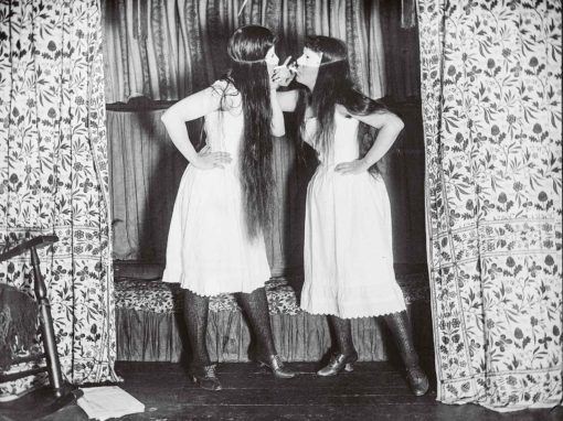 Trude et moi masquées, en jupon court (1891).