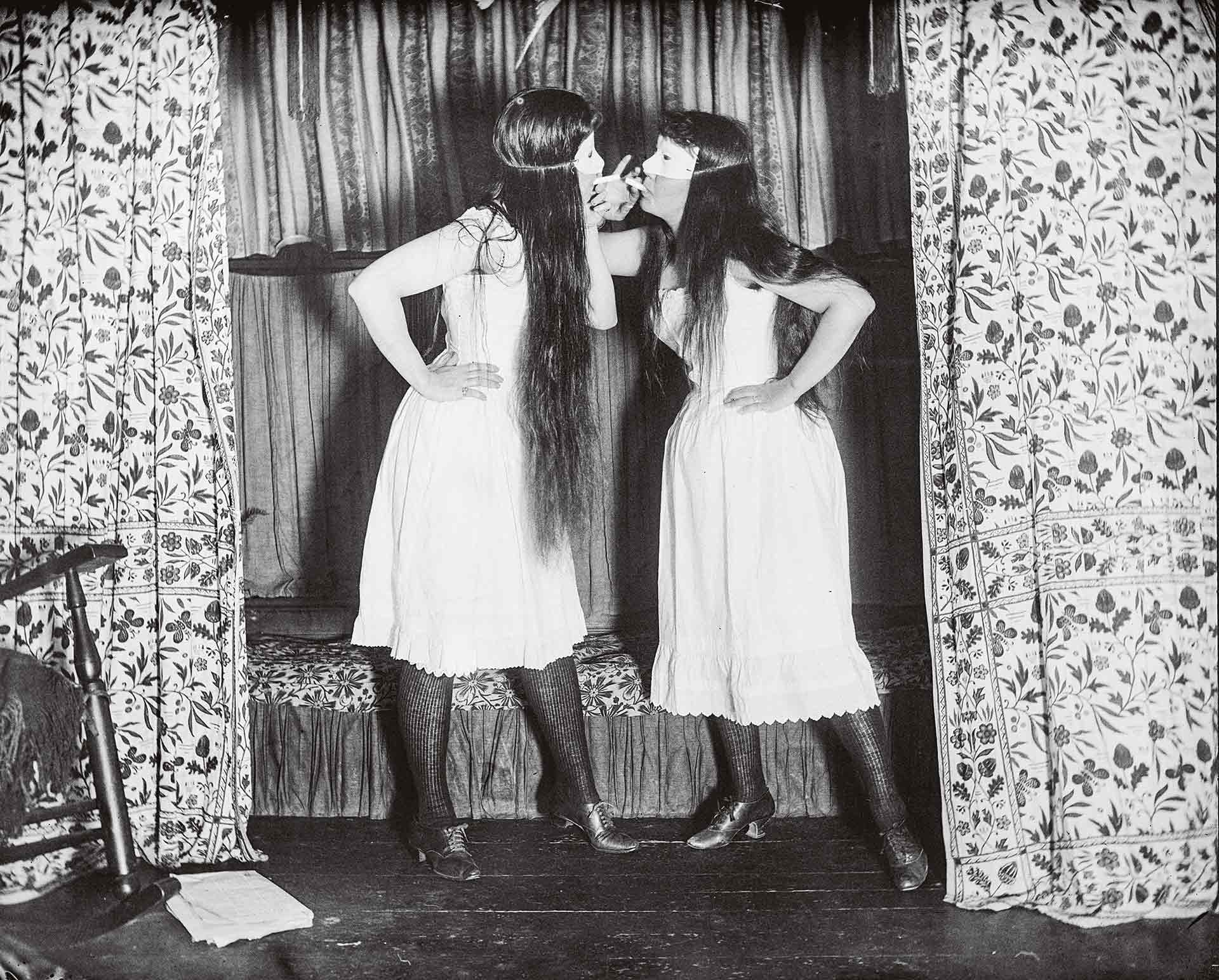 Trude et moi masquées, en jupon court (1891).