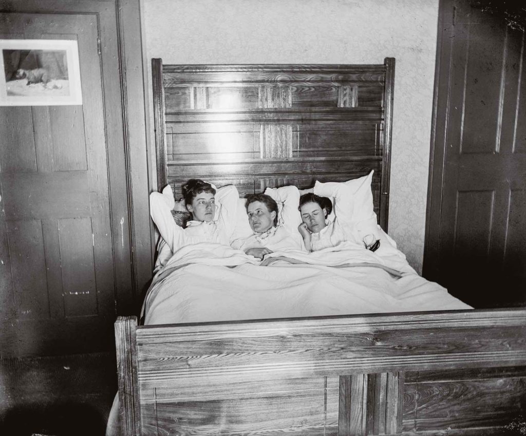 Madame Snively, Julia et moi au lit (1890). Cet été-là, Alice Austen (à gauche) passe les vacances avec son amie d’enfance Julia Martin (à droite), dans la famille d’Eliza Snively (au centre), jeune mère enfermée dans un mariage malheureux, et qui divorcera un an plus tard.Crédit photo : Collection of Historic Richmond Town