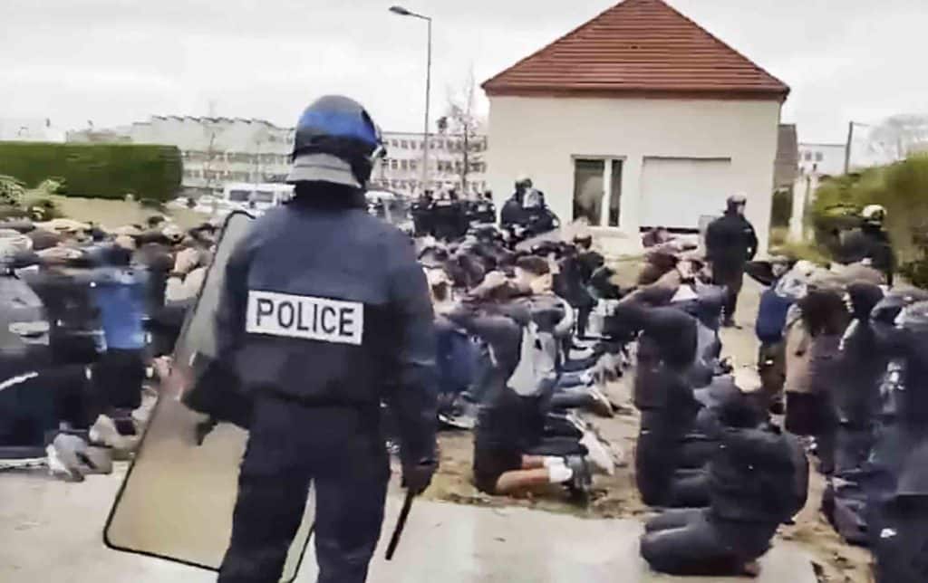 Interpellation de dizaines de lycéen·nes à&nbsp;Mantes-la-Jolie (Yvelines), le&nbsp;6&nbsp;décembre 2018. Dans la vidéo, devenue virale, on entend : « Voilà une&nbsp;classe qui se tient sage. » Capture d’écran de la&nbsp;vidéo originale issue du compte X @Obs_Violences