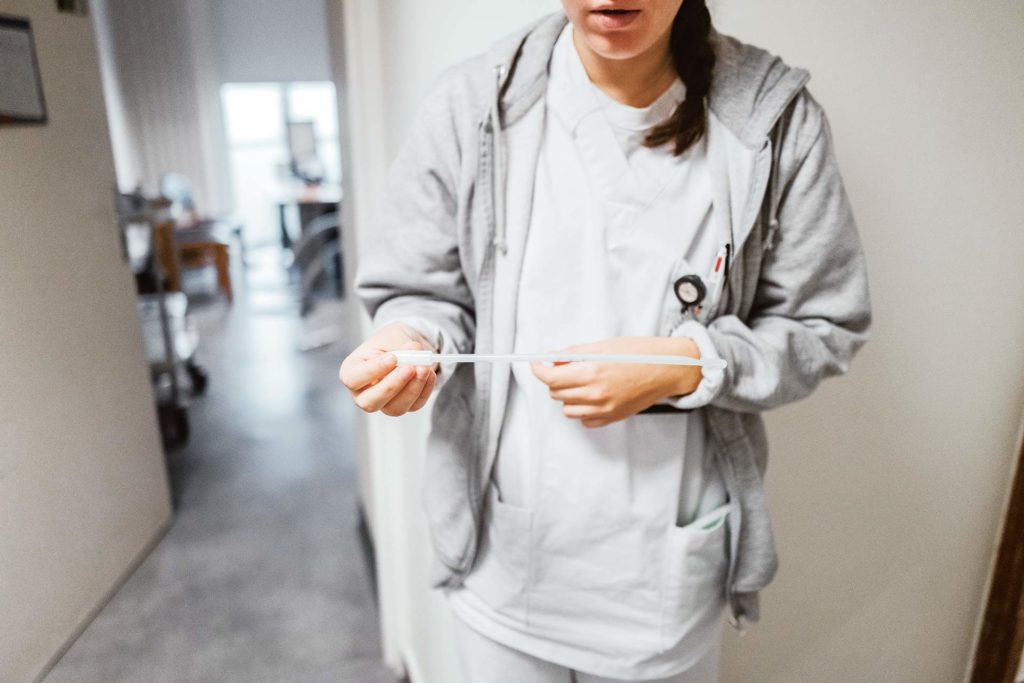 Le tube d’aspiration utilisé lors d’une IVG chirurgicale