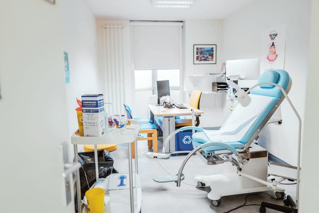 Une salle d’examen.