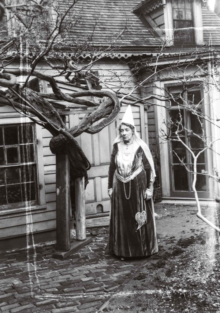 Autoportrait d’Alice Austen en costume de fée à Clear Comfort, dans les années 1930. Alors qu’elle est dans la soixantaine, sa fantaisie et son goût pour les déguisements demeurent intacts. Mais la mélancolie et l’étrangeté qui se dégagent de l’image disent en creux la lente dégradation des conditions de vie d’Alice Austen et Gertrude Tate du fait de la crise de 1929. Malgré toutes leurs tentatives pour conserver Clear Comfort, la maison doit être cédée en 1944.Crédit photo : Collection of Alice Austen Museum