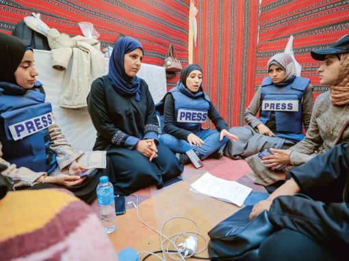 À l’hôpital Nasser, des journalistes échangent dans la tente mise en place par l’association Filastiniyat. De gauche à droite : Du’aa Abu Ta’ima (journaliste indépendante), Aya Abu Judeh (reportrice pour un média allemand), Du’aa Khaled (qui travaille pour la chaîne palestinienne Al-Quds Today) et Hala Asfour.