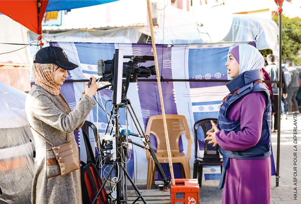 Les journalistes Hala Asfour (à gauche) et Bouthaïna Harara (à droite) devant l’hôpital Nasser. La première est indépendante, la seconde travaille pour un média jordanien. Blessée par un tir d’obus et plusieurs fois évacuée, Bouthaïna Harara couvre le conflit dans les hôpitaux.