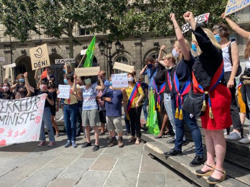 Des militant·es féministes manifestent le 23 juillet 2020 devant la mairie de Paris pour demander la démission de l’adjoint à la culture, Christophe Girard. Crédit photo : Élodie Cellier.