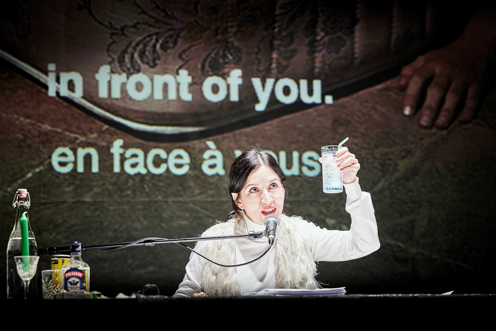 Image du spectacle A Noiva e o Boa Noite Cinderela (La Mariée et bonne nuit Cendrillon), de Carolina Bianchi. Au Brésil, le GHB, que la performeuse ingère sur scène, est surnommé non sans cynisme « Bonne nuit, Cendrillon ». Christophe Raynaud de Lage