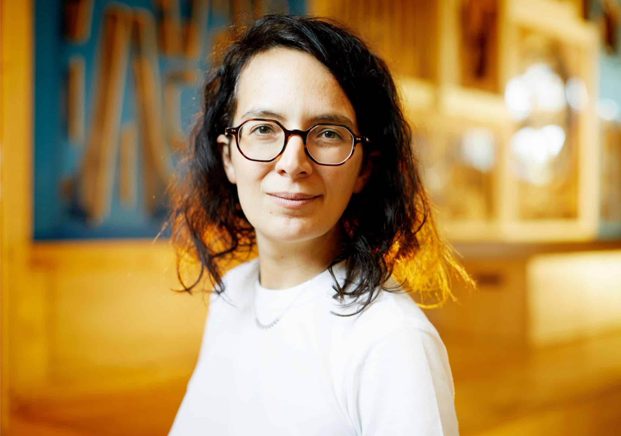 La journaliste Élodie Font, autrice du livre À nos désirs, disponible dès aujourd’hui en précommande. Crédit photo : Léa Crespi pour La Déferlante à La Communale.