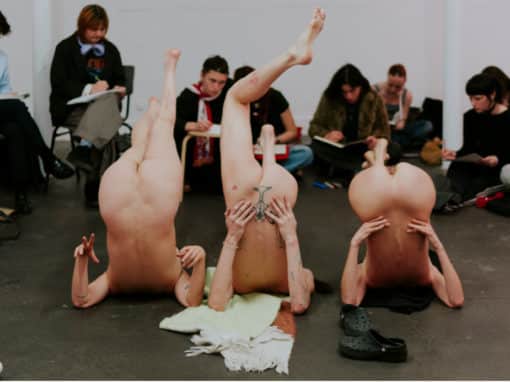 Le collectif Modèle vivant·e mélange pose et prise de parole. « On cherche à renouveler la pratique du dessin de modèles vivant·es et d’en faire non plus seulement quelque chose d’artistique mais aussi de politique », explique l'une de ses membres, Hélène Fromen.