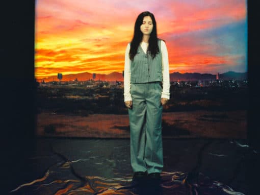 Quelques heures avant son spectacle, le 2 février 2024 à Strasbourg, Carolina Bianchi pose sur la scène, avec en décor de fond, une photo de Ciudad Juárez, au Mexique.