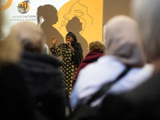 Conclusion du débat par Aminata Dango. Elle est présidence et co fondatrice de l'association crée en 2018. Elle travaille plus de 40h par semaine pour l'association. Petite elle a connu de grosses difficultés avec sa famille, ils ont beaucoup été aidés par des associations c'est pour cette raison qu'elle a décidé de s'engager. "Si demain on arrête je ne sais pas ce que ces femmes vont devenir. La CAF, les CCAS orientent des femmes vers nous." "Il nous faut des salariés mais malheureusement on manque de moyens."- Journée internationale contre les mutilations génitales féminines organisée par l'association Djamma Djigui, le 10 février 2024, Noisiel