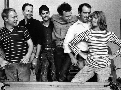 Niki de Saint Phalle (à droite) à Amsterdam en 1962 avec, de gauche à droite, les sculpteurs Per Olof Ultvedt, Robert Rauschenberg, Martial Raysse, Daniel Spoerri et Jean Tinguely, pendant le montage de leur exposition Dylaby (Labyrinthe dynamique). Christer Strömholm / Strömholm Estate / Agence VU