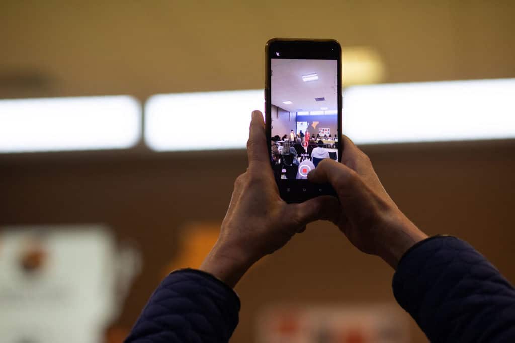 De nombreux téléphones filment ou photographient l'événement - Journée internationale contre les mutilations génitales féminines organisée par l'association Djamma Djigui, le 10 février 2024, Noisiel
