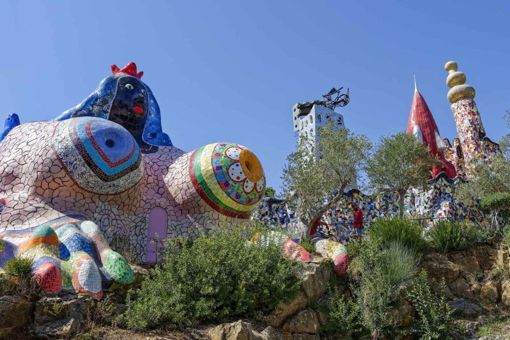 Au premier plan, sculpture monumentale d’un sphinx au buste de femme à l’entrée du jardin des Tarots, conçu par Niki de Saint Phalle, en Toscane (Italie). 2014. PATRICK PETITJEAN / NATURIMAGES © 2024 NIKI CHARITABLE ART FOUNDATION / ADAGP, PARIS
