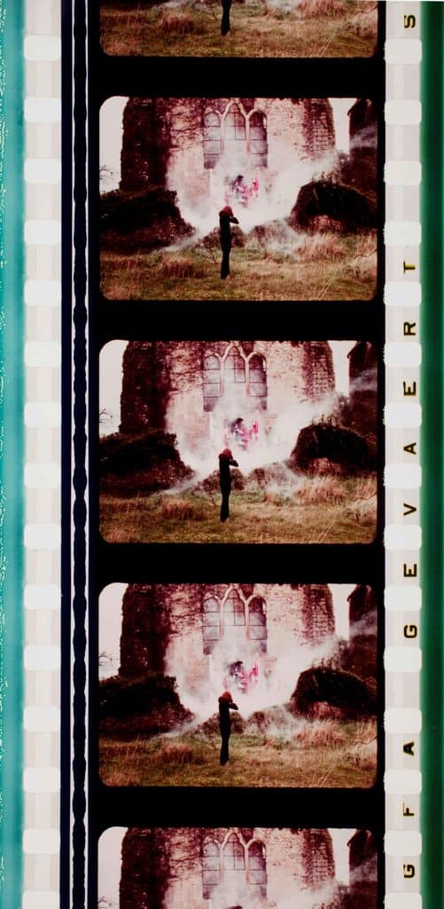 Pellicule du film Daddy (1972) coréalisé avec Peter Whitehead. On y voit Niki de Saint Phalle de dos en pleine séance de tir.CENTRE POMPIDOU, MNAMCCI / RMN-GP / H.VÉRONÈSE /  © 2024 NIKI CHARITABLE ART FOUNDATION / ADAGP, PARIS