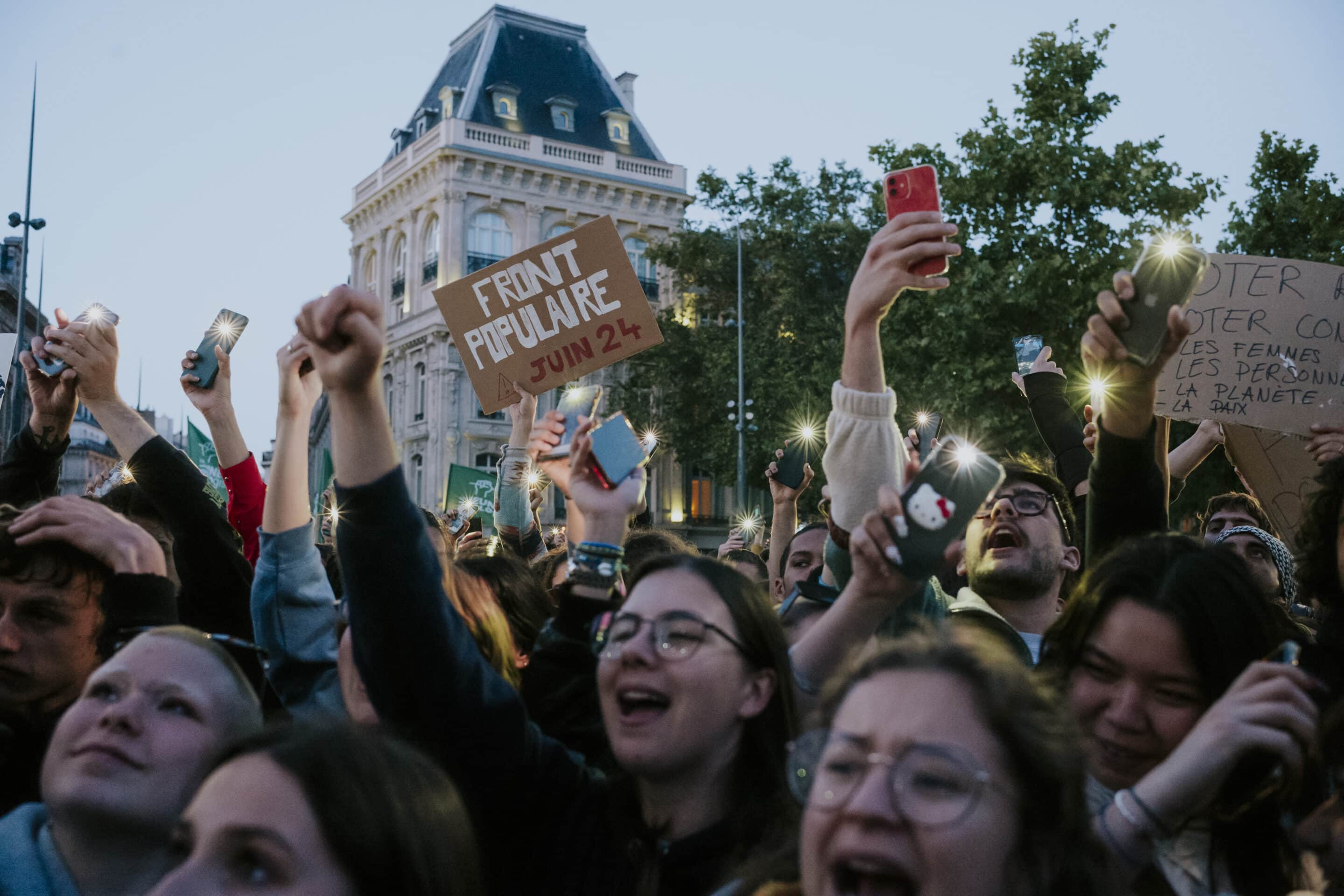 Depuis l’annonce de la dissolution de l’Assemblée nationale, des milliers de personnes se réunissent quotidiennement, partout en France, pour soutenir le nouveau projet de Front populaire. Ici à Paris, le 11 juin 2024. Crédit photo : Marie Magnin / Divergences