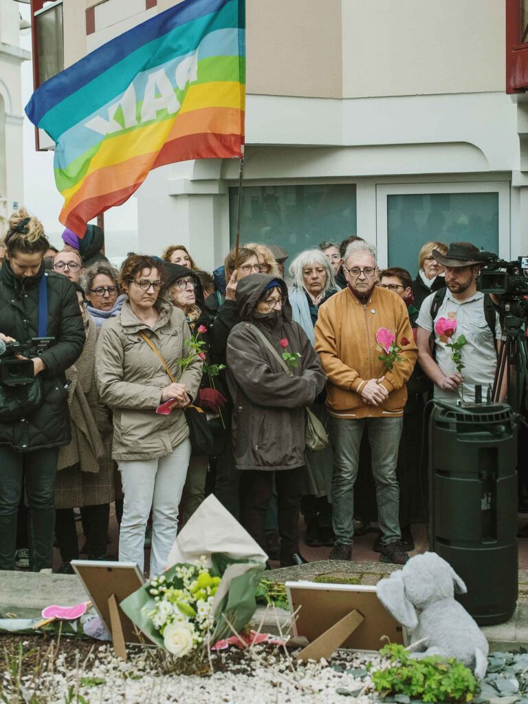 Le 2 mai 2024, à Wimereux, se tenait un rassemblement pour rendre hommage aux sept personnes – dont Sarah, 7 ans – décédées dans un naufrage quelques jours auparavant.