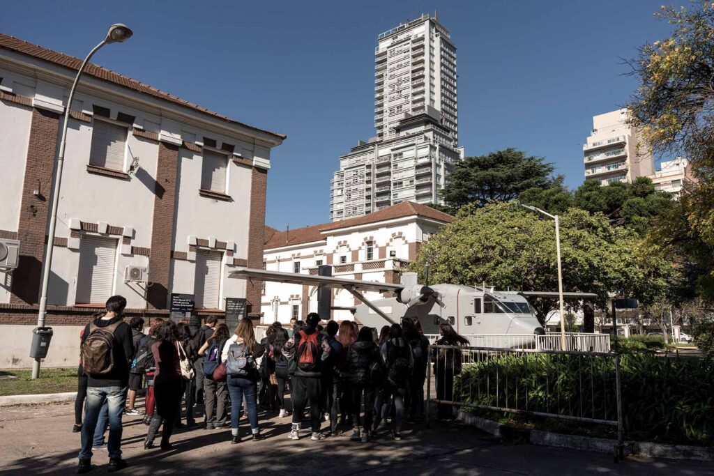 Visite scolaire dans un ancien centre clandestin de détention et de torture sous la dictature, aujourd’hui centre de mémoire. Les avions étaient utilisés pour les « vuelos de la muerte » (vols de la mort), durant lesquels les opposant·es étaient jeté·es, parfois vivant·es, dans l’océan Atlantique.