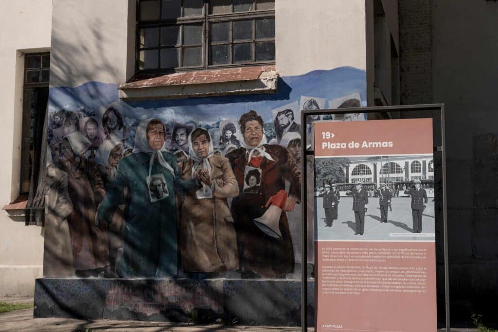 Une fresque représentant les manifestations des Mères et Grands-Mères de la place de Mai, qui continuent de réclamer la vérité sur les disparu·es.