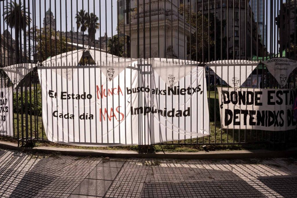 Sur la célèbre place de Mai, au centre de Buenos Aires, une nouvelle génération a pris le relais des Mères et des Grands-Mères qui marchaient pour dénoncer les crimes de la dictature (1976-1983). Ici le 23&nbsp;avril 2024, lors d’une mobilisation en faveur de l’éducation, mise à mal par le nouveau président d’extrême droite Javier Milei.