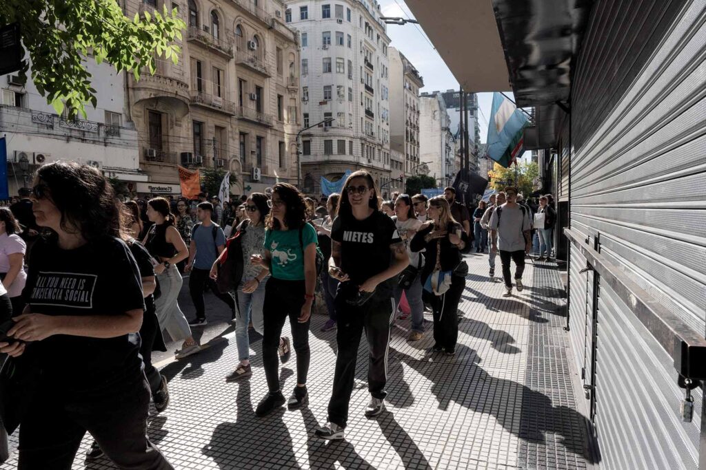 Lors de la grande mobilisation pour l’éducation publique du 23&nbsp;avril 2024, à Buenos Aires. Karen Maydana Galván porte le tee shirt du collectif Nietes.