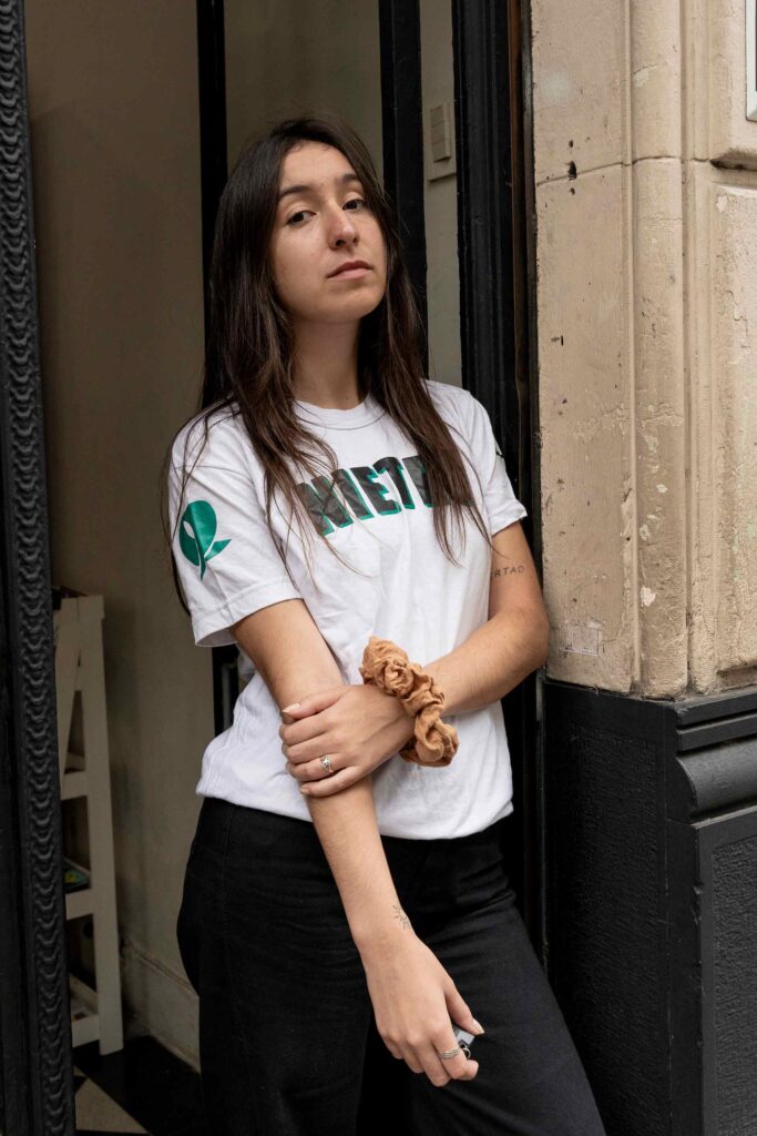 Ana Ríos Brandana, l’une des membres fondatrices du collectif Nietes. Sur la manche de son tee shirt figure le foulard symbole des Grands-Mères de la place de Mai.