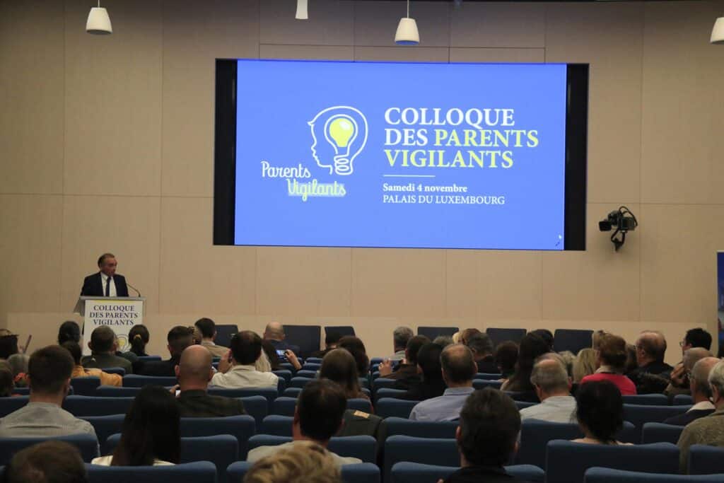 Le collectif ultraréactionnaire Parents vigilants a tenu en novembre 2023 un colloque au Sénat qui s’est clos par une prise de parole d’Éric Zemmour (à gauche). QUENTIN DE GROEVE / HANS LUCAS