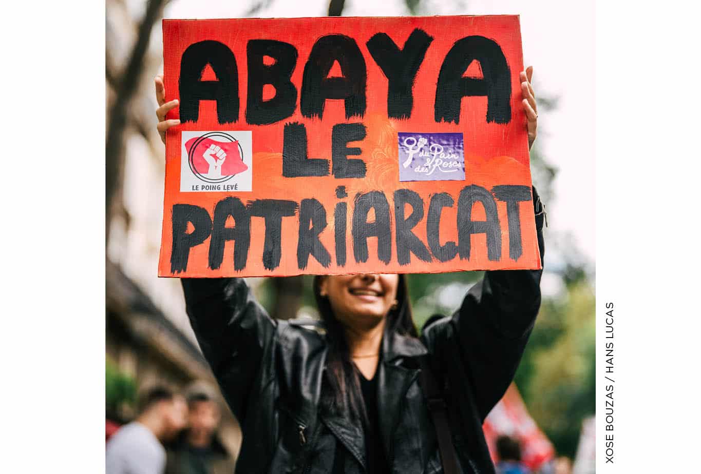 En septembre 2023, lors d’une manifestation contre les violences policières à Paris, une participante dénonce l’obsession française pour la tenue des femmes musulmanes, qui a pris une nouvelle forme en cette rentrée scolaire. Le ministre de l’Éducation nationale Gabriel Attal vient en effet d’interdire l’abaya dans les établissements scolaires, au prétexte qu’il s’agirait d’un vêtement religieux. XOSE BOUZAS / HANS LUCAS